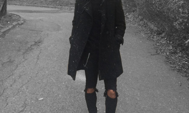 Dwurzędowy płaszcz + czarne ripped jeans – męska stylizacja na zimę