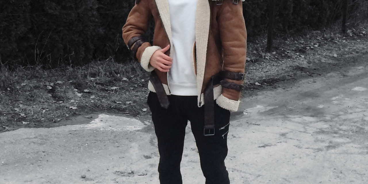 Skórzana kurtka Bane’a + biała bluza – nowoczesna męska stylizacja