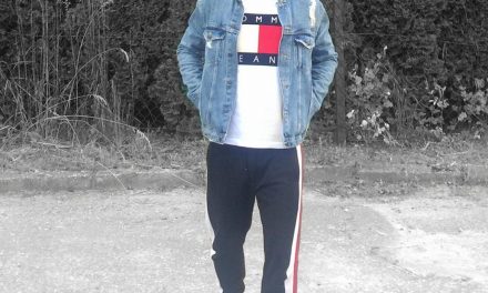Kurtka Jeansowa + T-Shirt Tommy Hilfiger – Męska Stylizacja w stylu Lat 90.