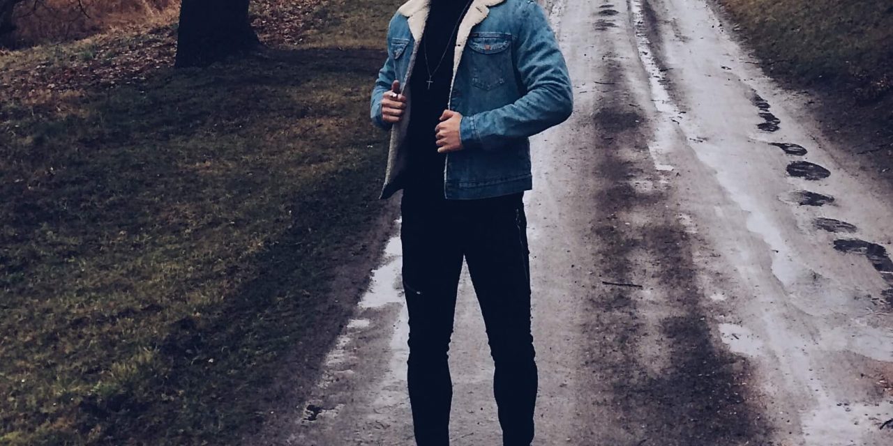 Kurtka jeansowa z barankiem – męska stylizacja na deszczowy dzień