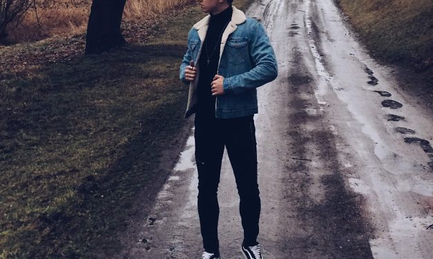 Kurtka jeansowa z barankiem – męska stylizacja na deszczowy dzień