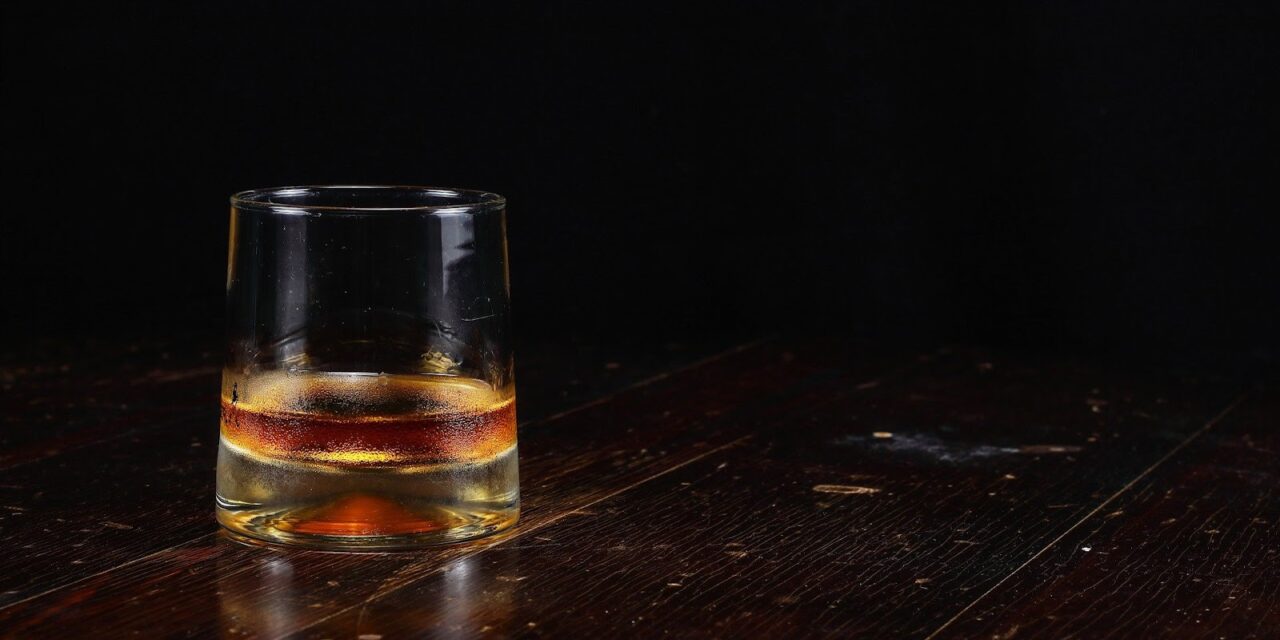 Prawdziwa szkocka whisky – co ją wyróżnia na tle innych alkoholi starzonych?